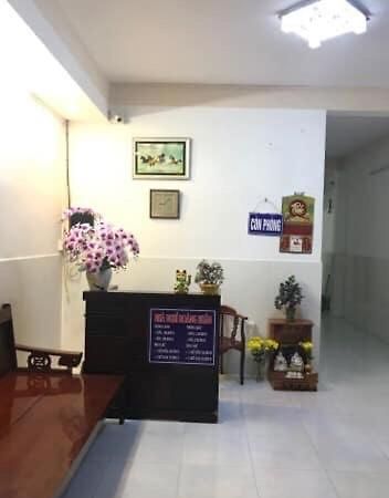 ホテル Nha Nghi Hoang Huan Long Xuyên エクステリア 写真