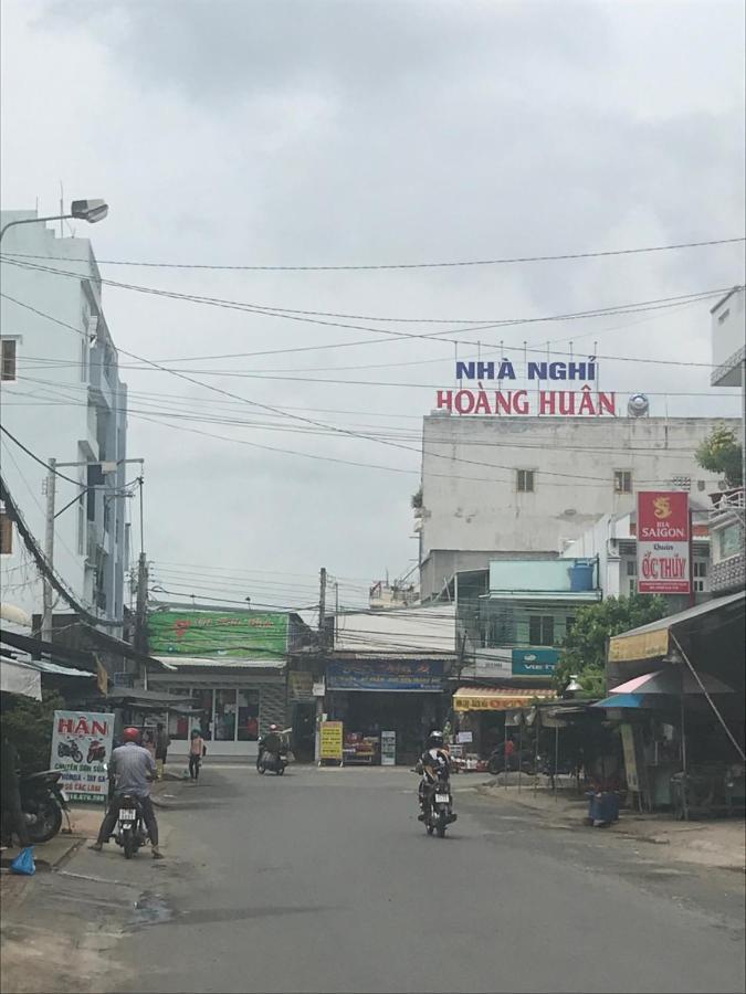 ホテル Nha Nghi Hoang Huan Long Xuyên エクステリア 写真